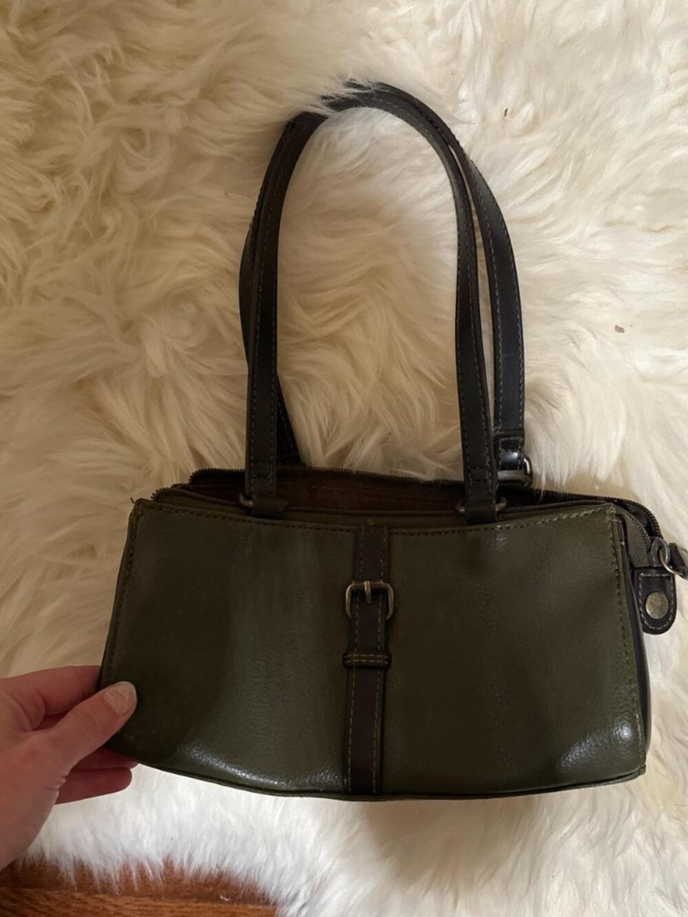 Green leather shoulder bag with zipper closure leather